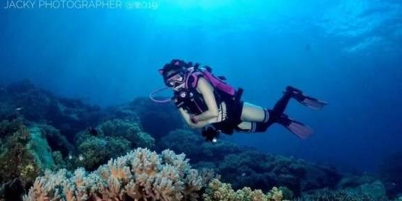 女孩30出头还装美,仙女裙配水晶鞋,真当自己是小公主