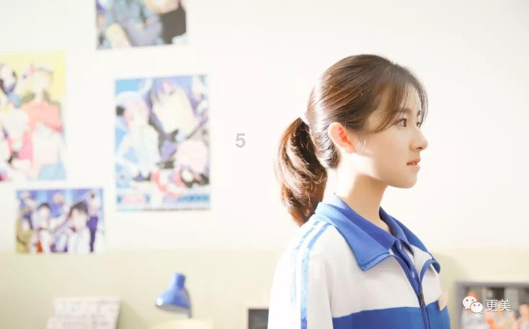 女生商场内疑遭咸猪手,找到猥琐男时,对方正伸手摸向另一女生!