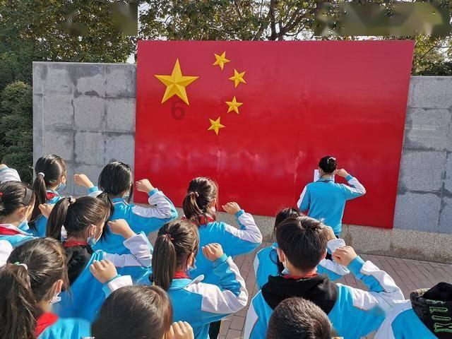 胳膊粗的女生不遮肉的情况下怎么穿搭才能更显瘦？有哪些技巧？游戏画面